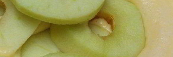 яблоки в кляре со сливочным соусом