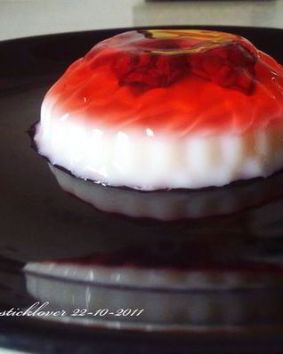 Ягодно-молочное желе