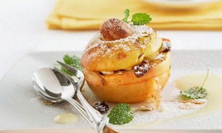 Рецепт зеленых яблок с творогом и изюмом в духовке
