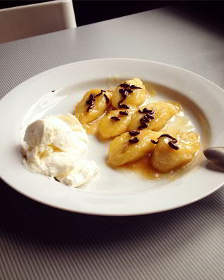 Жареный банан с ромовым соусом и темным шоколадом