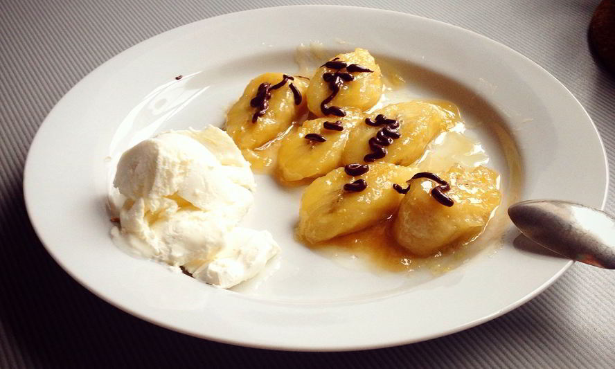 Рецепт жареного банана с ромовым соусом и темным шоколадом