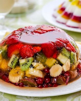 Желе из шампанского с фруктами и ягодами