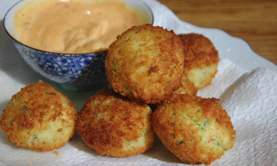 Рецепт биточков из крабового мяса, огурцов и каперсов