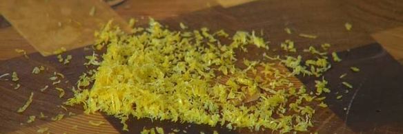 биточки из крабового мяса, огурцов и каперсов