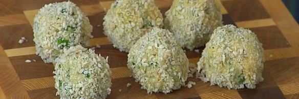 биточки из крабового мяса, огурцов и каперсов