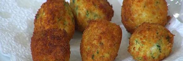 биточки из крабового мяса, огурцов и каперсов