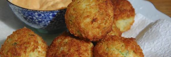 биточки из крабового мяса, огурцов и каперсов