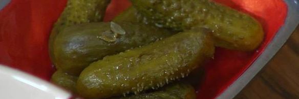 биточки из крабового мяса, огурцов и каперсов