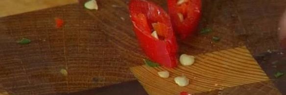 биточки из крабового мяса, огурцов и каперсов