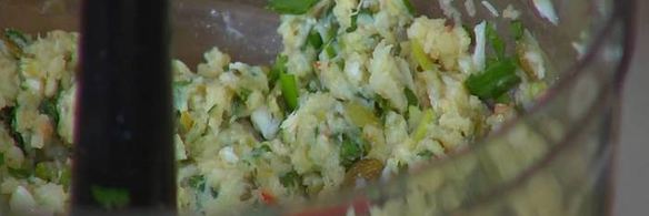 биточки из крабового мяса, огурцов и каперсов