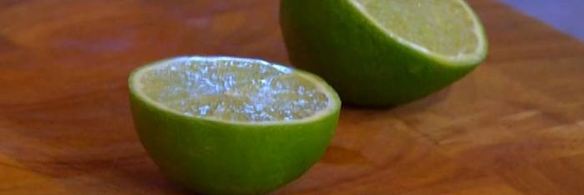 биточки из крабового мяса, огурцов и каперсов