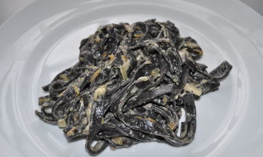 Рецепт черной итальянской лапши в грибном соусе