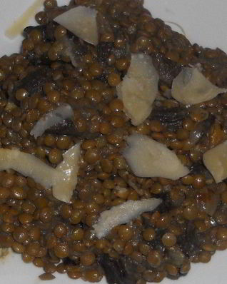 Чечевица с лесными грибами и пармезаном