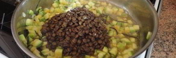 чечевица в морковном соке с кабачками