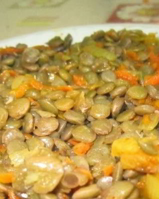 Чечевица желтая на сковороде