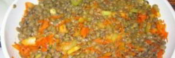 чечевица желтая на сковороде