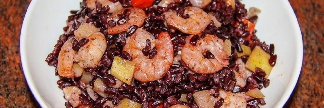 Черный рис с креветками