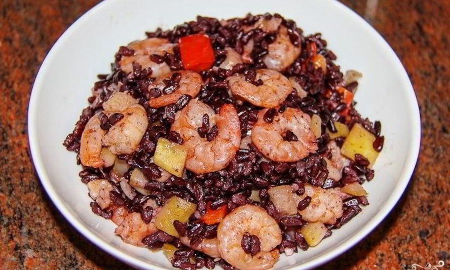 Рецепт черного риса с креветками