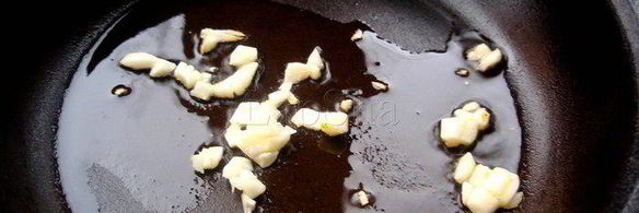 чесночный картофель с зеленью петрушки