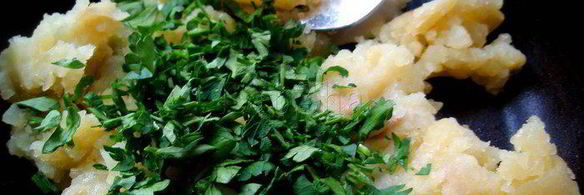 чесночный картофель с зеленью петрушки