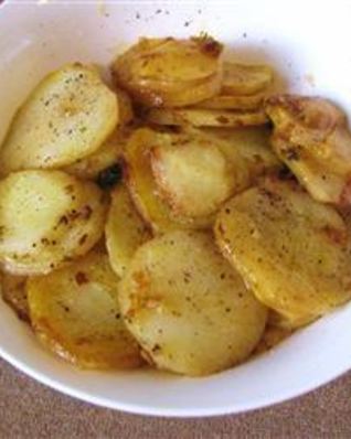 Картофель на сале, поджаренный ломтиками