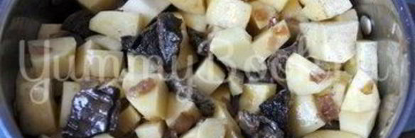 картофель с грибами в горшочке