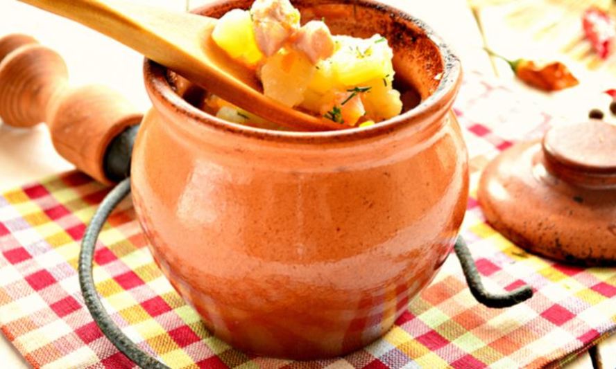 Рецепт картофеля с куриной грудкой в горшочках