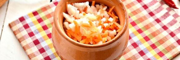 картофель с куриной грудкой в горшочках