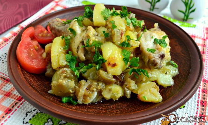 Рецепт картофеля с куриными крылышками и баклажанами на сковороде