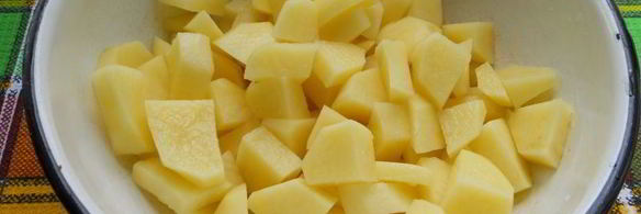 картофель с куриными крылышками и баклажанами на сковороде