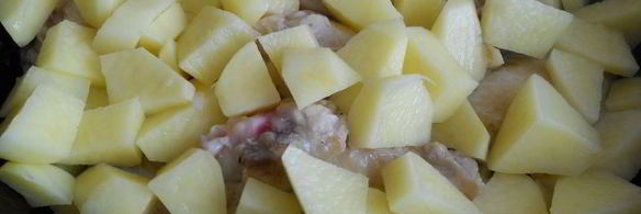 картофель с куриными крылышками и баклажанами на сковороде