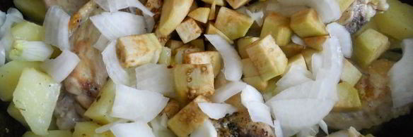 картофель с куриными крылышками и баклажанами на сковороде