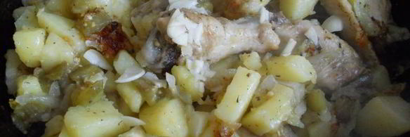 картофель с куриными крылышками и баклажанами на сковороде
