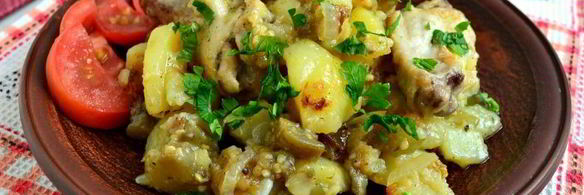 картофель с куриными крылышками и баклажанами на сковороде