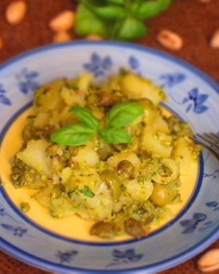 Картофель с оливками, фисташками и базиликом
