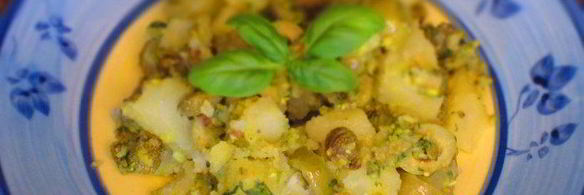 картофель с оливками, фисташками и базиликом