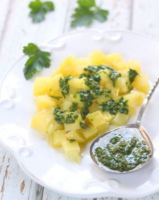 Картофель с зеленой сальсой