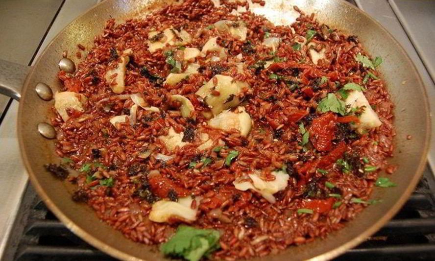 Рецепт красного риса с артишоками и кардамоном