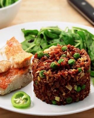 Красный рис с рыбой и шпинатом