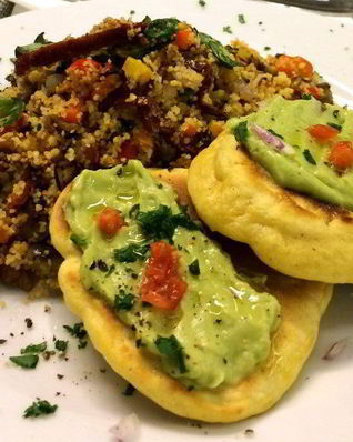 Кускус с запеченными овощами и оладьями из кукурузной муки и соусом из авокадо