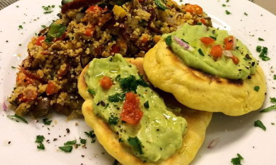 Рецепт кускуса с запеченными овощами и оладьями из кукурузной муки и соусом из авокадо