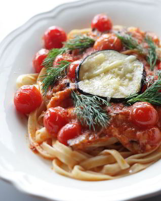 Лапша с помидорками черри, маслинами и баклажаном