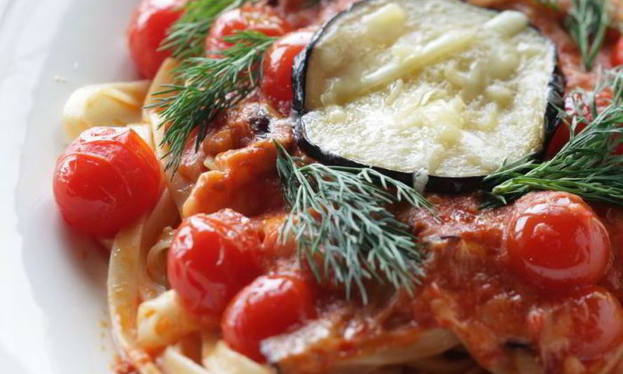 Рецепт лапши с помидорками черри, маслинами и баклажаном