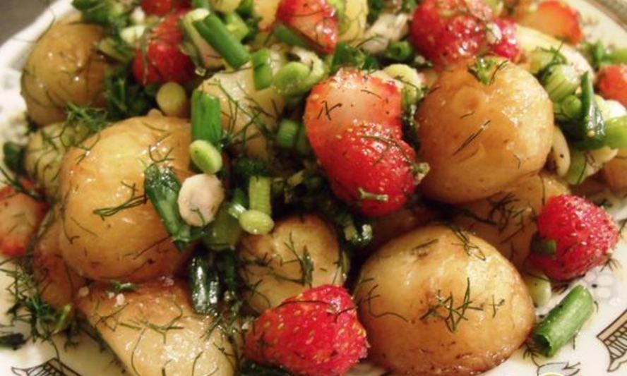 Рецепт молодого картофеля с клубничной сальсой