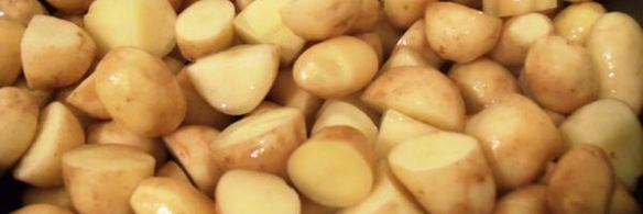 молодой картофель с клубничной сальсой