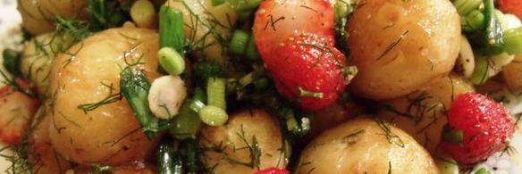 молодой картофель с клубничной сальсой