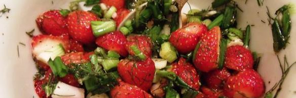 молодой картофель с клубничной сальсой