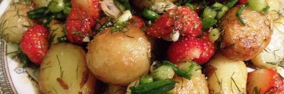 молодой картофель с клубничной сальсой