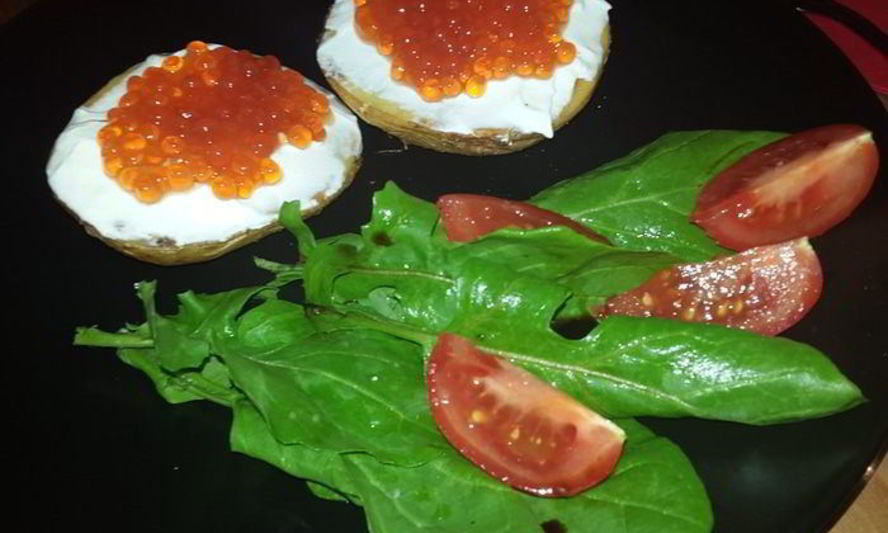 Рецепт печеного картофеля с красной икрой