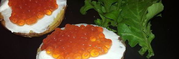 печеный картофель с красной икрой